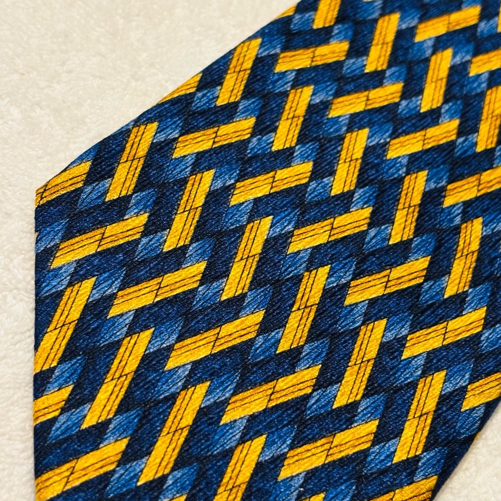 Brand New Stylish Tie By Geoffrey Beene